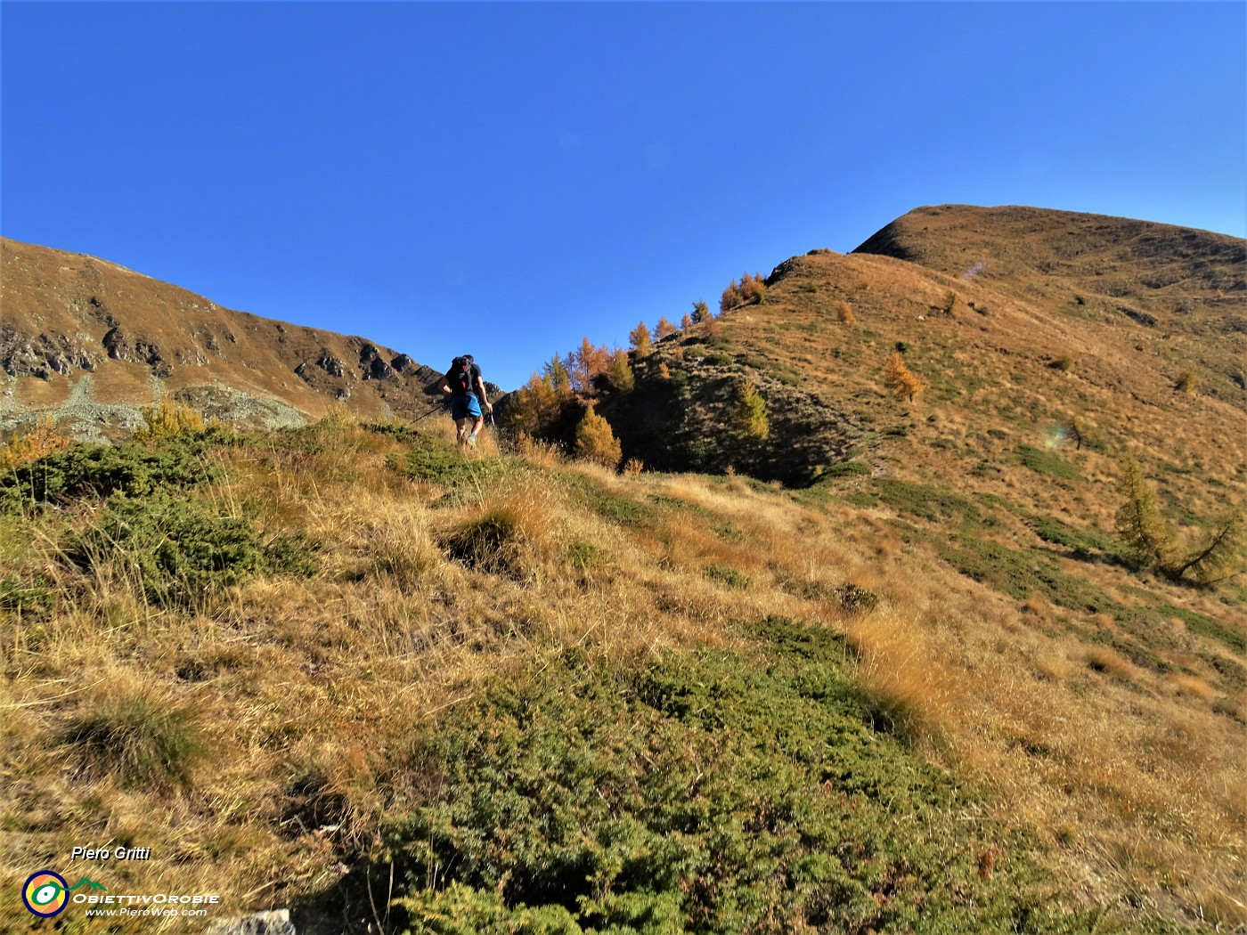 24 In cresta di dosso in dosso saliamo verso la vetta dell'Arete.JPG